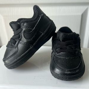 Nike Force 1 crib shoe (BLACK) size 2c